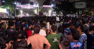 বুয়েট শিক্ষার্থীকে প্রাণনাশের হুমকির প্রতিবাদ ও ৩ দাবিতে শাহবাগ অবরোধ